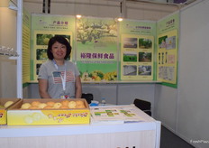 裕隆保鲜食品供应各种鲜梨产品。照片中为纪宇总经理。Mr Jiyu from XinjiYulong Freshfood Co., Ltd. The company supplies a variety of fresh pears.